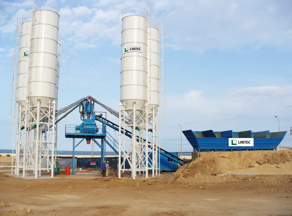 Centrale à béton avec quatre silos en Algérie