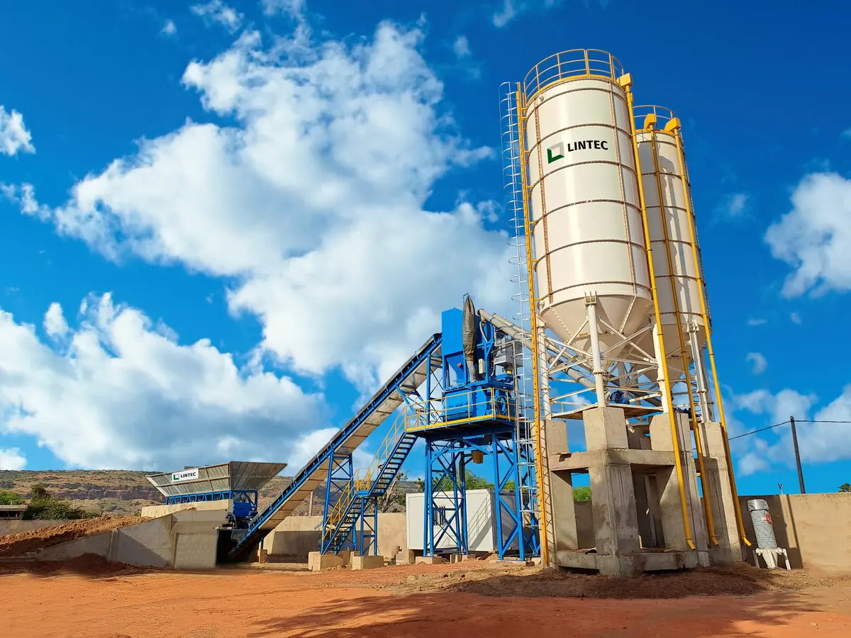 Centrale à béton avec silo vertical au Mali