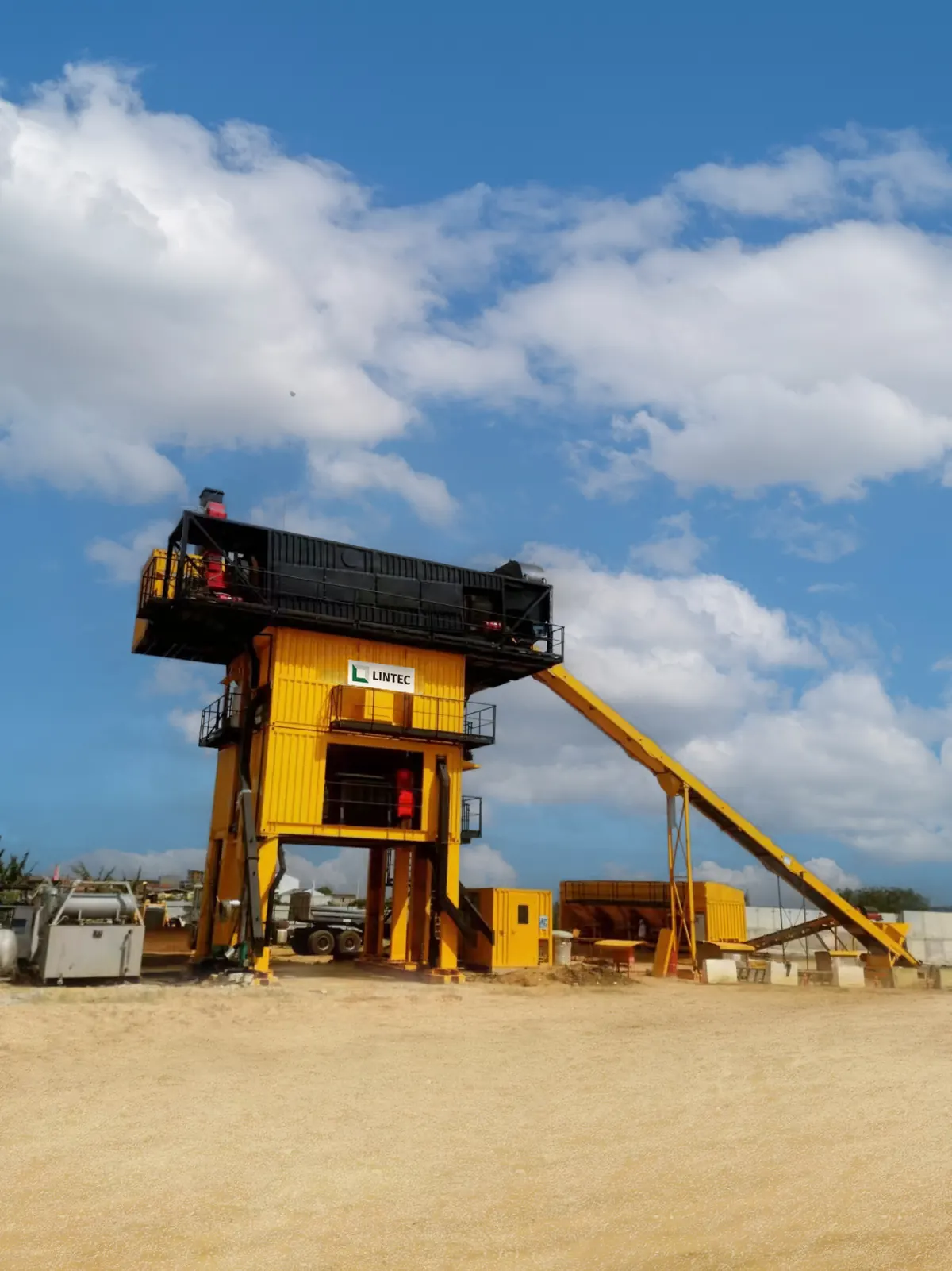 Tour de malaxage d’une centrale d’enrobage en Côte d’Ivoire