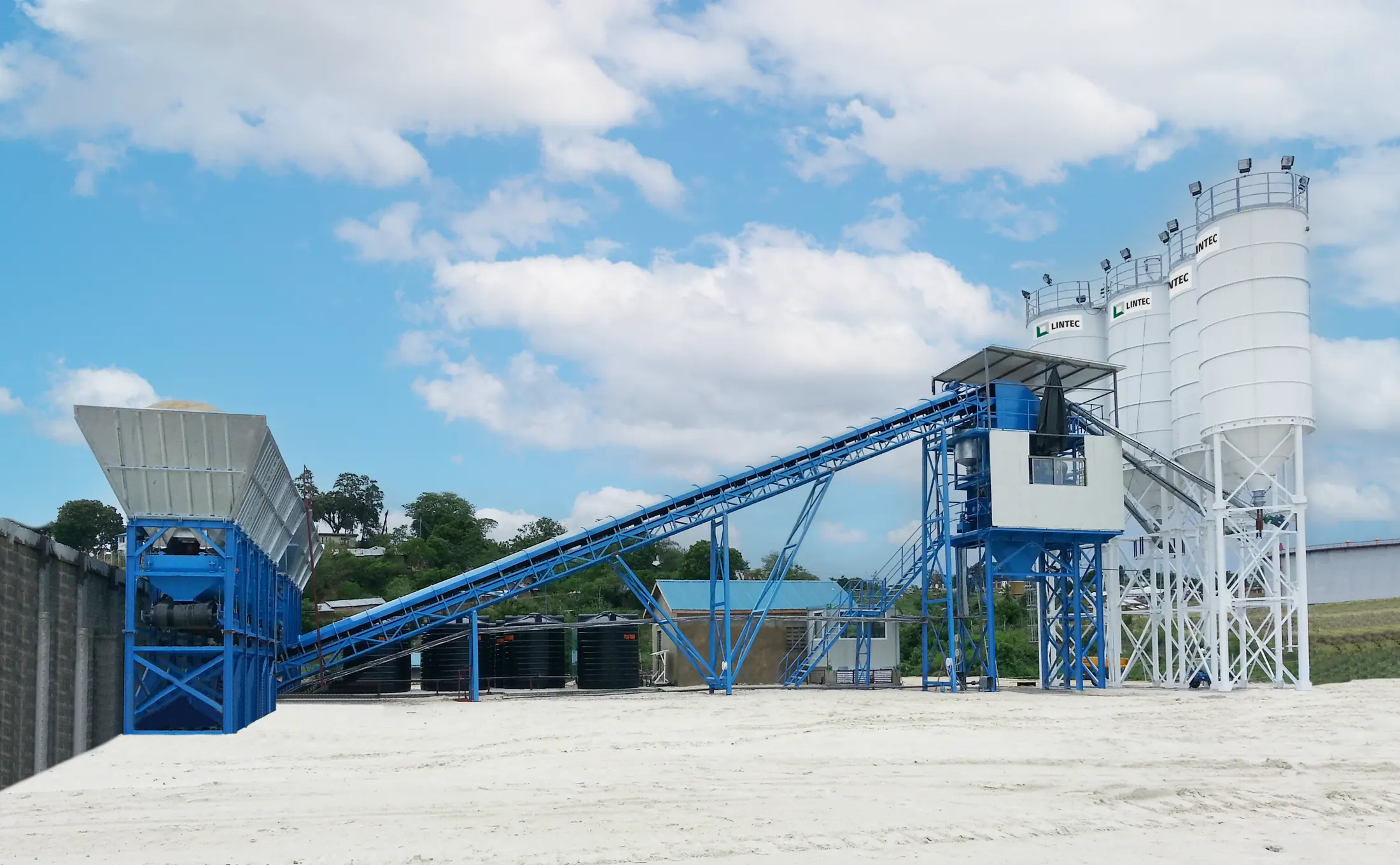 Centrale à béton et ses silos sur le port de Mombasa, au Kenya