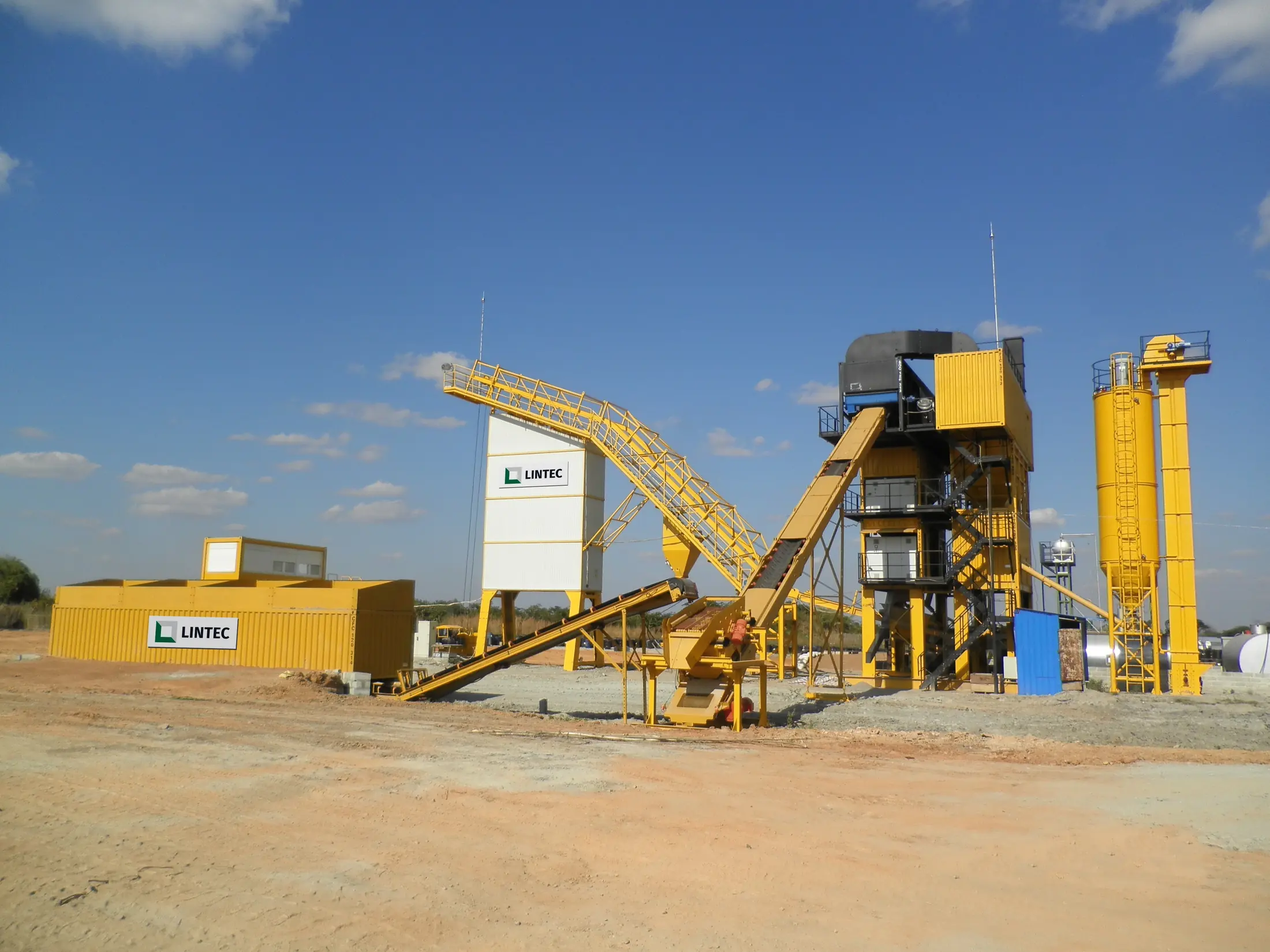 Centrale d’enrobage jaune sur un chantier en Zambie